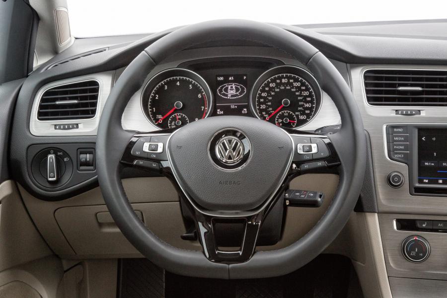 Панель приборов Volkswagen Golf TSI SportWagen 4Motion 2016 года  (NA) (фото 9 из 10)